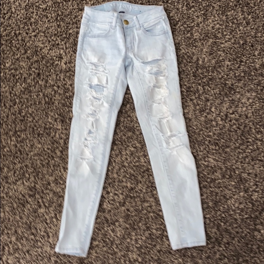 Jeans with holes